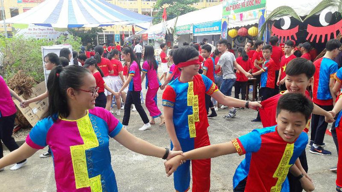 Trò chơi &quot;bịt mắt bắt dê&quot; được biến tấu theo kiểu hiện đại 4.0 để cuộc chơi trở nên sinh động và thu hút hơn.