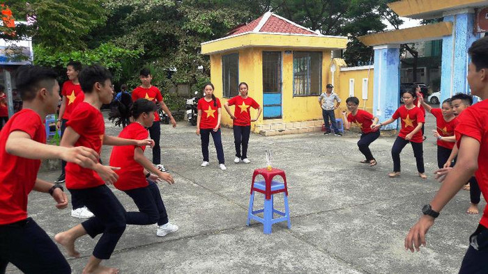 Trò chơi cướp cầu thu hút được sự tham gia của đông đảo bạn trẻ.