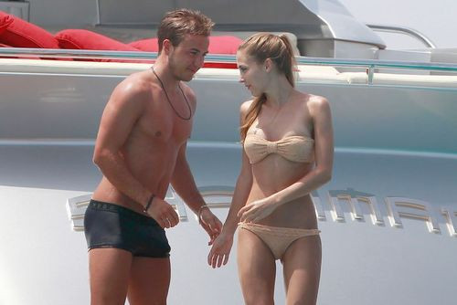 Mới đây, Mario Gotze cùng bạn gái nghỉ mát tại hòn đảo nổi tiếng Ibiza của Tây Ban Nha. Mới đây, Mario Gotze cùng bạn gái nghỉ mát tại hòn đảo nổi tiếng Ibiza của Tây Ban Nha.