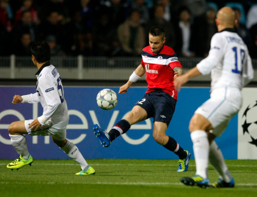 Hậu vệ cánh phải Mathieu Debuchy (Lille): Tương lai của Debuchy đã được xem là không chắc chắn kể từ cuối mùa giải trước khi anh giúp Lille kết thúc mùa giải ở vị trí thứ ba chung cuộc và thi đấu bùng nổ ở ĐT Pháp khi tham dự EURO trên đất Ba Lan và UKranie. Có rất nhiều CLB đánh tiếng muốn sở hữu hậu vệ cánh này, đáng chú ý là Newcastle, Inter và Chelsea. Hậu vệ cánh phải Mathieu Debuchy (Lille): Tương lai của Debuchy đã được xem là không chắc chắn kể từ cuối mùa giải trước khi anh giúp Lille kết thúc mùa giải ở vị trí thứ ba chung cuộc và thi đấu bùng nổ ở ĐT Pháp khi tham dự EURO trên đất Ba Lan và UKranie. Có rất nhiều CLB đánh tiếng muốn sở hữu hậu vệ cánh này, đáng chú ý là Newcastle, Inter và Chelsea.