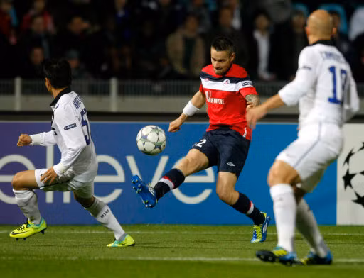 Hậu vệ cánh phải Mathieu Debuchy (Lille): Tương lai của Debuchy đã được xem là không chắc chắn kể từ cuối mùa giải trước khi anh giúp Lille kết thúc mùa giải ở vị trí thứ ba chung cuộc và thi đấu bùng nổ ở ĐT Pháp khi tham dự EURO trên đất Ba Lan và UKranie. Có rất nhiều CLB đánh tiếng muốn sở hữu hậu vệ cánh này, đáng chú ý là Newcastle, Inter và Chelsea.