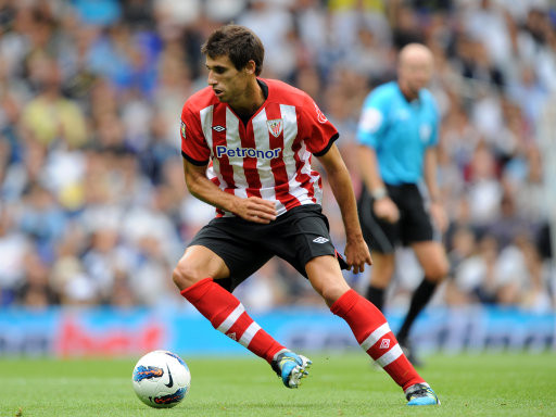 Javi Martinez (Athletic Bilbao): Tiền vệ 23 tuổi đã thi đấu hết sức tuyệt vời và là một trụ cột không thể thiếu trong đội hình của HLV Marcelo Bielsa tại hai trận chung kết Europa League và Cúp nhà Vua TBN mùa giải vừa rồi. Với kỹ thuật cá nhân tuyệt vời cùng lối chơi thông minh ở trung tâm hàng tiền vệ, Marinez đang được rất nhiều các đại gia châu Âu săn đón, trong đó phải kể đến Barcelona, Bayern Munich và hai đội bóng thành Manchester. Tuy nhiên, sẽ không dễ cho bất cứ CLB nào muốn sở hữu tài năng sáng giá này bởi điều khoản phá vỡ hợp đồng lên tới 40 triệu Euro. Javi Martinez (Athletic Bilbao): Tiền vệ 23 tuổi đã thi đấu hết sức tuyệt vời và là một trụ cột không thể thiếu trong đội hình của HLV Marcelo Bielsa tại hai trận chung kết Europa League và Cúp nhà Vua TBN mùa giải vừa rồi. Với kỹ thuật cá nhân tuyệt vời cùng lối chơi thông minh ở trung tâm hàng tiền vệ, Marinez đang được rất nhiều các đại gia châu Âu săn đón, trong đó phải kể đến Barcelona, Bayern Munich và hai đội bóng thành Manchester. Tuy nhiên, sẽ không dễ cho bất cứ CLB nào muốn sở hữu tài năng sáng giá này bởi điều khoản phá vỡ hợp đồng lên tới 40 triệu Euro.