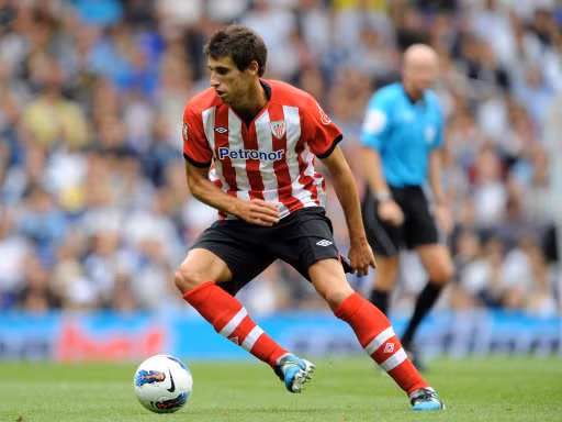 Javi Martinez (Athletic Bilbao): Tiền vệ 23 tuổi đã thi đấu hết sức tuyệt vời và là một trụ cột không thể thiếu trong đội hình của HLV Marcelo Bielsa tại hai trận chung kết Europa League và Cúp nhà Vua TBN mùa giải vừa rồi. Với kỹ thuật cá nhân tuyệt vời cùng lối chơi thông minh ở trung tâm hàng tiền vệ, Marinez đang được rất nhiều các đại gia châu Âu săn đón, trong đó phải kể đến Barcelona, Bayern Munich và hai đội bóng thành Manchester. Tuy nhiên, sẽ không dễ cho bất cứ CLB nào muốn sở hữu tài năng sáng giá này bởi điều khoản phá vỡ hợp đồng lên tới 40 triệu Euro.