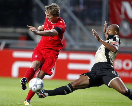 Luuk De Jong (FC Twente): Chân sút người Hà Lan đã tỏa sáng trong màu áo FC Twente ở mùa giải vừa qua. Dù mới 21 tuổi nhưng De Jong đã ghi 39 bàn sau 76 lần ra sân. Vì thế không có gì lạ nếu De Jong ra đi tìm những thử thách mới ngay trong Hè này. Luuk De Jong (FC Twente): Chân sút người Hà Lan đã tỏa sáng trong màu áo FC Twente ở mùa giải vừa qua. Dù mới 21 tuổi nhưng De Jong đã ghi 39 bàn sau 76 lần ra sân. Vì thế không có gì lạ nếu De Jong ra đi tìm những thử thách mới ngay trong Hè này.