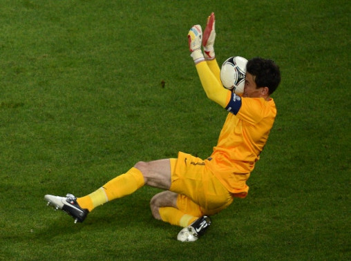 Thủ môn Hugo Lioris (Lyon): Đội trưởng đội tuyển Pháp không giấu ý định rời khỏi Lyon ngay tron g mùa Hè này. Hiện tại, cả Arsenal và Totteham đang rất muốn có sự phục vụ của thủ thành 25 tuổi. Nhưng vấn đề giá cả là vướng mắc cả đôi bên, trong khi Lyon muốn 16 triệu bảng thì Tottenham chỉ mới ra giá 13 triệu bảng (Arsenal thì ra giá 12 triệu bảng). Thủ môn Hugo Lioris (Lyon): Đội trưởng đội tuyển Pháp không giấu ý định rời khỏi Lyon ngay tron g mùa Hè này. Hiện tại, cả Arsenal và Totteham đang rất muốn có sự phục vụ của thủ thành 25 tuổi. Nhưng vấn đề giá cả là vướng mắc cả đôi bên, trong khi Lyon muốn 16 triệu bảng thì Tottenham chỉ mới ra giá 13 triệu bảng (Arsenal thì ra giá 12 triệu bảng).