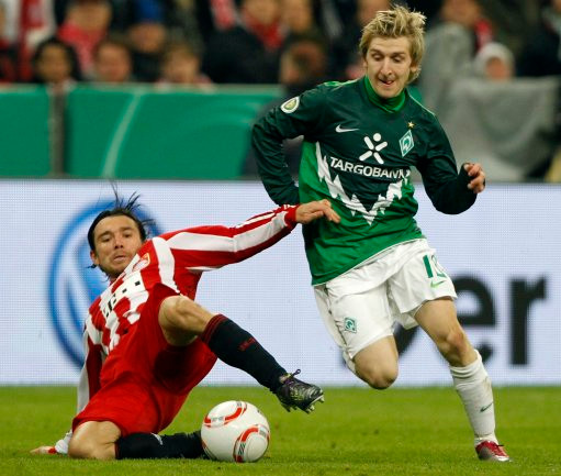 Daniel Pranjic (Bayern Munich): Tuyển thủ Croatia năm nay đã 30 tuổi và vừa mới hết hạn hợp đồng với Bayern. Rất có thể điểm đến tiếp theo của Pranjic sẽ là Everton. Daniel Pranjic (Bayern Munich): Tuyển thủ Croatia năm nay đã 30 tuổi và vừa mới hết hạn hợp đồng với Bayern. Rất có thể điểm đến tiếp theo của Pranjic sẽ là Everton.