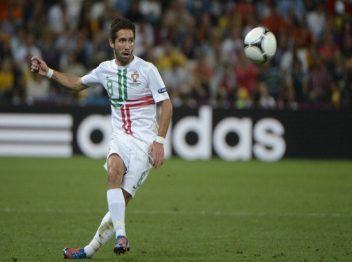 Moutinho (Porto): Tân HLV Tottenham rất muốn có sự phục vụ của tuyển thủ Bồ Đào Nha để thay thế Luka Modric, người được cho là đang trên đường tới Real Madrid. Nhưng hiện tại có cả MU cũng tỏ ta rất quyết tâm chiêu mộ tiền vệ 26 tuổi này. Moutinho (Porto): Tân HLV Tottenham rất muốn có sự phục vụ của tuyển thủ Bồ Đào Nha để thay thế Luka Modric, người được cho là đang trên đường tới Real Madrid. Nhưng hiện tại có cả MU cũng tỏ ta rất quyết tâm chiêu mộ tiền vệ 26 tuổi này.