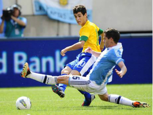 Oscar (Brazil, đang thi đấu cho CLB Internacional, 20 tuổi): Năm ngoái, Oscar trở thành cầu thủ đầu tiên lập hat-trick trong trận chung kết giải U20 thế giới giúp Brazil đánh bại Bồ Đào Nha. Và Chelsea vừa thống nhất mức giá chuyển nhượng Oscar với Internacional là 25 triệu bảng cũng là điều dễ hiểu. Oscar (Brazil, đang thi đấu cho CLB Internacional, 20 tuổi): Năm ngoái, Oscar trở thành cầu thủ đầu tiên lập hat-trick trong trận chung kết giải U20 thế giới giúp Brazil đánh bại Bồ Đào Nha. Và Chelsea vừa thống nhất mức giá chuyển nhượng Oscar với Internacional là 25 triệu bảng cũng là điều dễ hiểu.