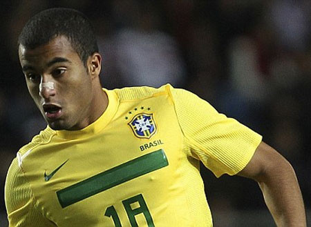 Lucas Moura (Brazil, đang thi đấu cho CLB Sao Paulo, 19 tuổi): Moura đã có 15 lần khoác áo đội tuyển Brazil từ năm 2011 và ghi 1 bàn. Anh hiện là một trong những tài năng được săn đón nhiều nhất trên TTCN năm nay, điều đó đủ cho thấy tài năng của Moura như thế nào. Lucas Moura (Brazil, đang thi đấu cho CLB Sao Paulo, 19 tuổi): Moura đã có 15 lần khoác áo đội tuyển Brazil từ năm 2011 và ghi 1 bàn. Anh hiện là một trong những tài năng được săn đón nhiều nhất trên TTCN năm nay, điều đó đủ cho thấy tài năng của Moura như thế nào.