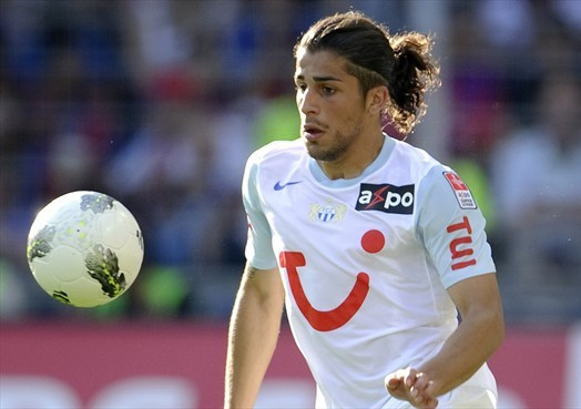 Ricardo Rodriguez (Thụy Sỹ, đang thi đấu cho CLB Wolfsburg, 19 tuổi): Rodriguez đã và đang gây ấn tượng mạnh mẽ trong vai trò hậu vệ trái với khả năng lên công về thủ đều đặn và rất hiệu quả. Ricardo Rodriguez (Thụy Sỹ, đang thi đấu cho CLB Wolfsburg, 19 tuổi): Rodriguez đã và đang gây ấn tượng mạnh mẽ trong vai trò hậu vệ trái với khả năng lên công về thủ đều đặn và rất hiệu quả.