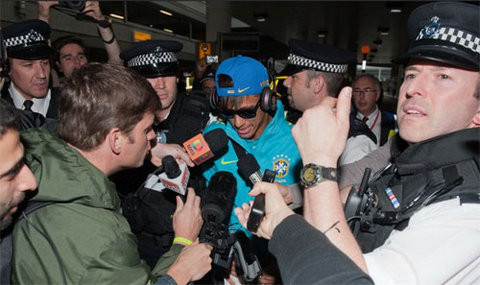 Neymar luôn là tâm điểm dù ở nơi đâu. Neymar luôn là tâm điểm dù ở nơi đâu.