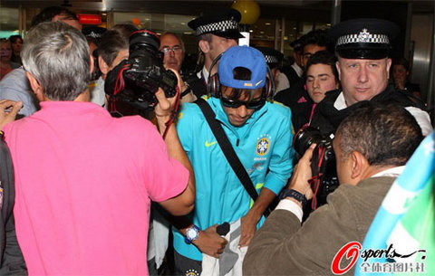 Anh khiến các phóng viên, NHM phát cuồng… Anh khiến các phóng viên, NHM phát cuồng…