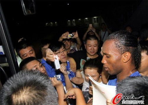 Có rất nhiều fan tập chung bên ngoài sân tập để nhìn thấy Drogba cũng như xin chữ ký, chụp hình… Có rất nhiều fan tập chung bên ngoài sân tập để nhìn thấy Drogba cũng như xin chữ ký, chụp hình…