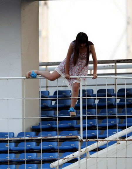 Tường rào khá cao, nhưng cô gái vẫn quyết tâm trèo qua… Tường rào khá cao, nhưng cô gái vẫn quyết tâm trèo qua…