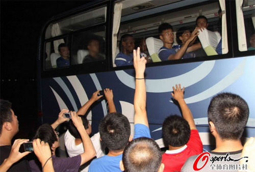 Có rất nhiều fan tập chung bên ngoài sân tập để nhìn thấy Drogba cũng như xin chữ ký, chụp hình… Có rất nhiều fan tập chung bên ngoài sân tập để nhìn thấy Drogba cũng như xin chữ ký, chụp hình…