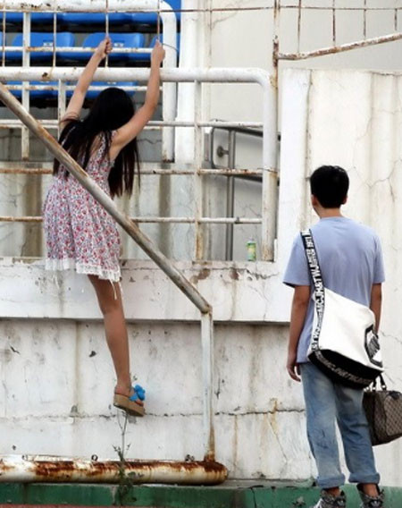 Cô gái đã vượt qua được tường rào một cách… an toàn. Cô gái đã vượt qua được tường rào một cách… an toàn.