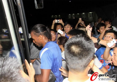 Có rất nhiều fan tập chung bên ngoài sân tập để nhìn thấy Drogba cũng như xin chữ ký, chụp hình… Có rất nhiều fan tập chung bên ngoài sân tập để nhìn thấy Drogba cũng như xin chữ ký, chụp hình…