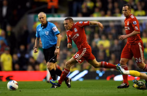 Craig Bellamy (Vương quốc Anh): Dù đã qua thời kì đỉnh cao nhưng Bellamy vẫn còn đó khả năng dứt điểm đáng nể, đặc biệt là kinh nghiệm thi đấu ở những trận cầu lớn. Craig Bellamy (Vương quốc Anh): Dù đã qua thời kì đỉnh cao nhưng Bellamy vẫn còn đó khả năng dứt điểm đáng nể, đặc biệt là kinh nghiệm thi đấu ở những trận cầu lớn.