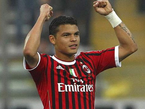 Trung vệ người Brazil, Thiago Silva đã đặt bút kí vào bản hợp đồng có thời hạn 5 năm với PSG và sẽ gắn bó với đội bóng thuộc Ligue 1 đến tận năm 2017. Mức lương mà ngôi sao 27 tuổi lĩnh sẽ là 7.5 triệu euro/mùa, cao hơn con số trong hợp đồng cũ với Rossoneri 1.5 triệu euro. Silva hiện được coi là trung vệ hay nhất thế giới hiện nay. Trung vệ người Brazil, Thiago Silva đã đặt bút kí vào bản hợp đồng có thời hạn 5 năm với PSG và sẽ gắn bó với đội bóng thuộc Ligue 1 đến tận năm 2017. Mức lương mà ngôi sao 27 tuổi lĩnh sẽ là 7.5 triệu euro/mùa, cao hơn con số trong hợp đồng cũ với Rossoneri 1.5 triệu euro. Silva hiện được coi là trung vệ hay nhất thế giới hiện nay.