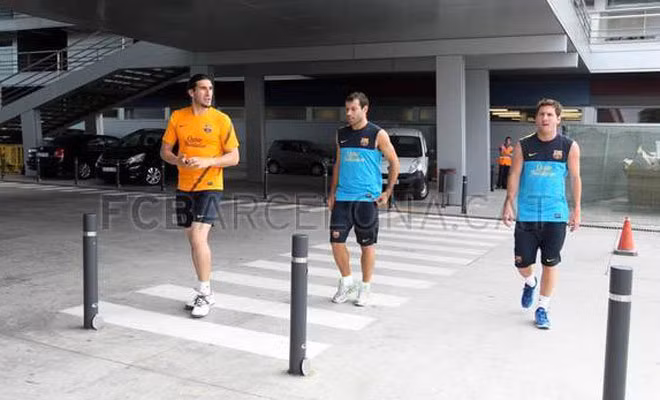 Hiện tại, đợt tập chung này chỉ có 14 cầu thủ gồm Alves, Villa, Alexis Sanchez, Messi, Thiago, Pinto, Mascherano, Afellay, Adriano, Cuenca, Fontas, Marc Bartra, Jonathan Dos Santos và Muniesa. Các cầu thủ còn lại được nghỉ bù do tham dự Euro 2012 hoặc chuẩn bị cho Olympic.