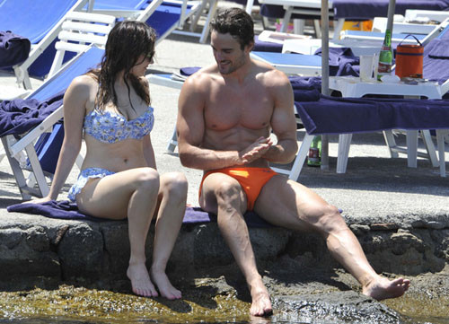 Thom Evans từng là một ngôi sao nổi tiếng ở Scotland, nhưng rất tiếc khi hai năm trước anh phải giã từ sự nghiệp thi đấu bóng rổ vì một chấn thương nặng ở cổ. Còn Kelly Brook là siêu mẫu nổi tiếng ở xứ sở sương mù. Cô luôn được xếp vào danh sách những người phụ nữ quyến rũ nhất thế giới của các tạp chí nổi tiếng trong nhiều năm qua.