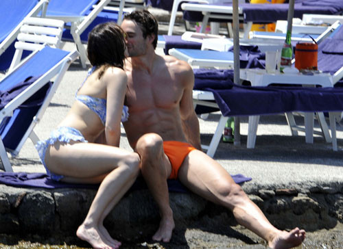 Họ trao nhau nụ hôn ngọt ngào trong khi ngồi tắm nắng.