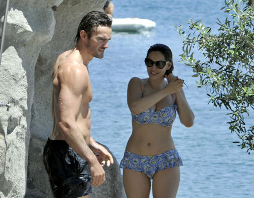 Kelly Brook sở hữu thân hình quyến rũ trong khi đó Thom Evans sở hữu thân hình săn chắc, cơ bắp cuồn cuộn. Tuy nàng hơn chàng tới 6 tuổi nhưng nhìn họ thật “xứng đôi, vừa lứa”.