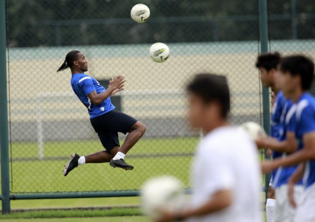 Buổi tập đầu tiên của Drogba tại CLB Thân Hoa Thượng Hải.