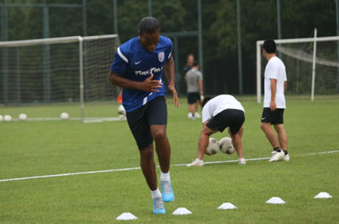 Drogba tập luyện chăm chỉ trên sân. Một hình ảnh rất chuyên nghiệp…