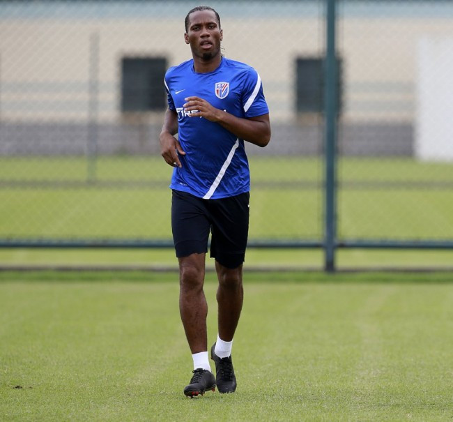 Drogba tập luyện chăm chỉ trên sân. Một hình ảnh rất chuyên nghiệp…