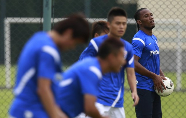 Buổi tập đầu tiên của Drogba tại CLB Thân Hoa Thượng Hải.