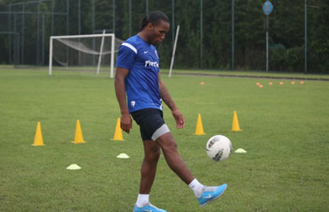 Drogba tập luyện chăm chỉ trên sân. Một hình ảnh rất chuyên nghiệp…