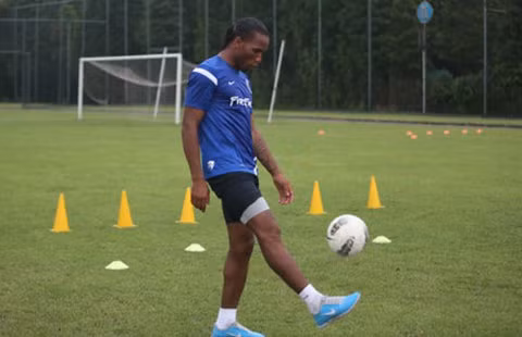 Drogba tập luyện chăm chỉ trên sân. Một hình ảnh rất chuyên nghiệp…