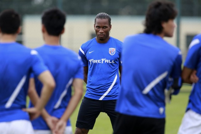 Buổi tập đầu tiên của Drogba tại CLB Thân Hoa Thượng Hải.