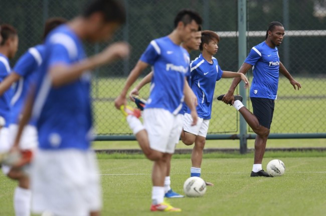 Buổi tập đầu tiên của Drogba tại CLB Thân Hoa Thượng Hải.