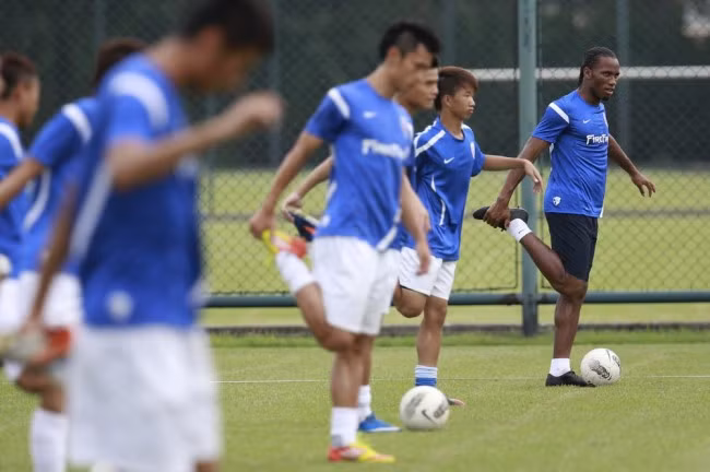 Buổi tập đầu tiên của Drogba tại CLB Thân Hoa Thượng Hải.