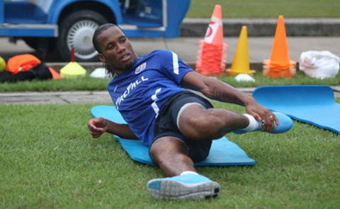 Drogba tập luyện chăm chỉ trên sân. Một hình ảnh rất chuyên nghiệp…