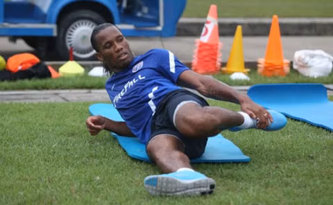 Drogba tập luyện chăm chỉ trên sân. Một hình ảnh rất chuyên nghiệp…