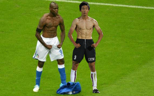 Ken Tokura nhái kiểu ăn mừng của Balotelli. Ken Tokura nhái kiểu ăn mừng của Balotelli.