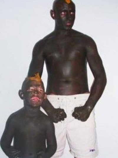 Không chỉ giống cách ăn mừng của Balotelli mà còn giống cả kiểu tóc và màu da. Không chỉ giống cách ăn mừng của Balotelli mà còn giống cả kiểu tóc và màu da.