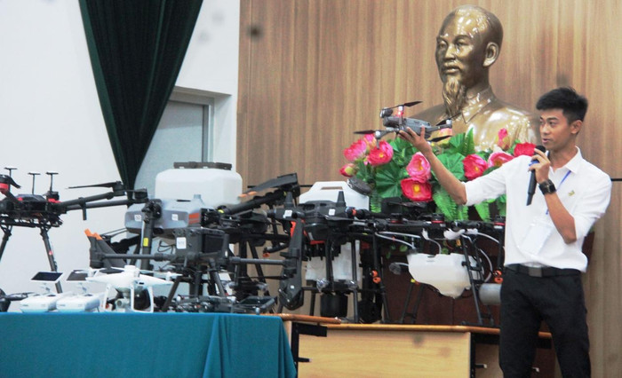 Đại học Học viện Drone miền Trung giới thiệu về các thiết bị bay không người lái. Ảnh: AN Đại học Học viện Drone miền Trung giới thiệu về các thiết bị bay không người lái. Ảnh: AN