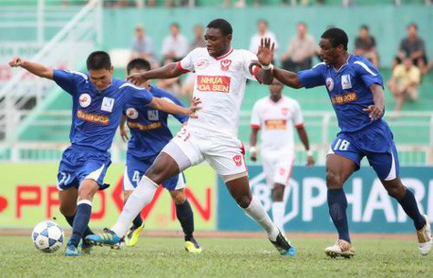 Các cầu thủ Sài Gòn FC (giữa) vẫn chưa hết hoang mang với tình hình "hết thay rồi đổi" trong nội bộ lãnh đạo đội nhà - Ảnh: Bạch Dương Các cầu thủ Sài Gòn FC (giữa) vẫn chưa hết hoang mang với tình hình "hết thay rồi đổi" trong nội bộ lãnh đạo đội nhà - Ảnh: Bạch Dương
