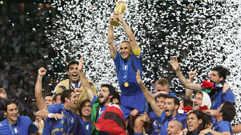 Cannavaro nâng cao chiếc cúp vô địch World Cup 2006 cùng tuyển Ý - Ảnh: Trung Nghĩa Cannavaro nâng cao chiếc cúp vô địch World Cup 2006 cùng tuyển Ý - Ảnh: Trung Nghĩa