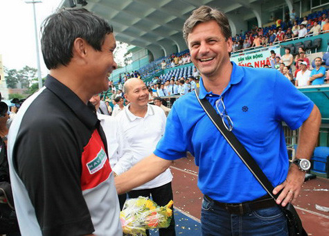 HLV Falko Goetz chúc mừng ông Mai Đức Chung (trái) khi Navibank Sài Gòn vô địch Cúp quốc gia 2011 - Ảnh: Bạch Dương HLV Falko Goetz chúc mừng ông Mai Đức Chung (trái) khi Navibank Sài Gòn vô địch Cúp quốc gia 2011 - Ảnh: Bạch Dương