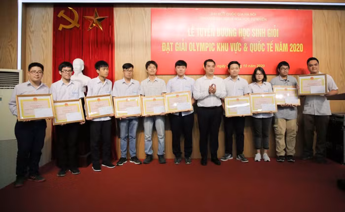 Trao thưởng học sinh đạt giải cao