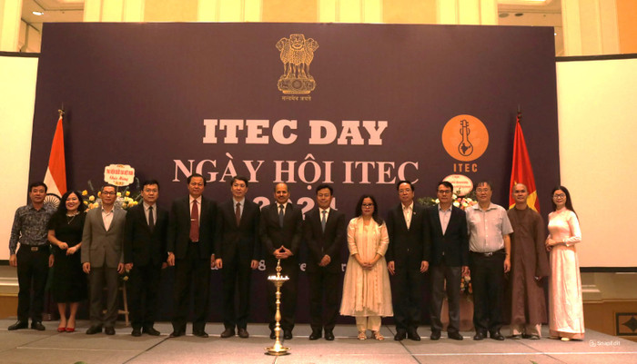 Ông Sandeep Arya - Đại sứ Ấn Độ tại Việt Nam cùng các đại biểu tham dự thực hiện Nghi lễ thắp đèn truyền thống của Ấn Độ. snapedit_1731072077304.jpeg