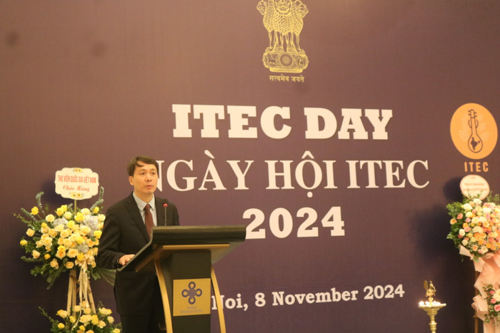 Phó Giáo sư, Tiến sĩ Phạm Quang Hưng - Cục trưởng Cục Hợp tác quốc tế, Bộ Giáo dục và Đào tạo phát biểu tại buổi lễ. IMG_4541.JPG