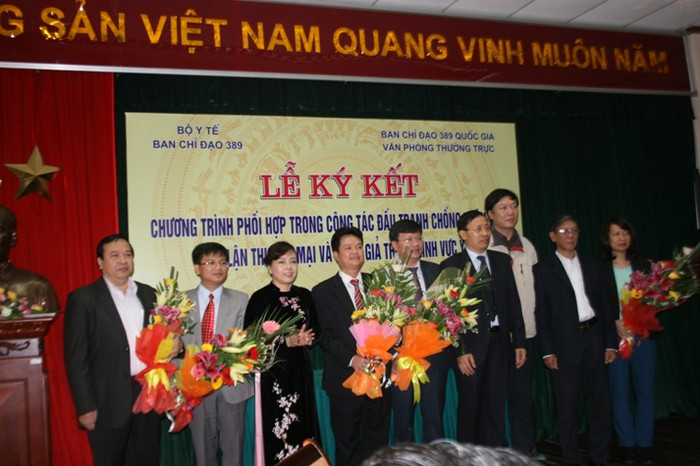 Các thành viên trong Ban chỉ đạo 389 – Bộ Y tế nhận hoa chúc mừng của Bộ trưởng Bộ Y tế Các thành viên trong Ban chỉ đạo 389 – Bộ Y tế nhận hoa chúc mừng của Bộ trưởng Bộ Y tế