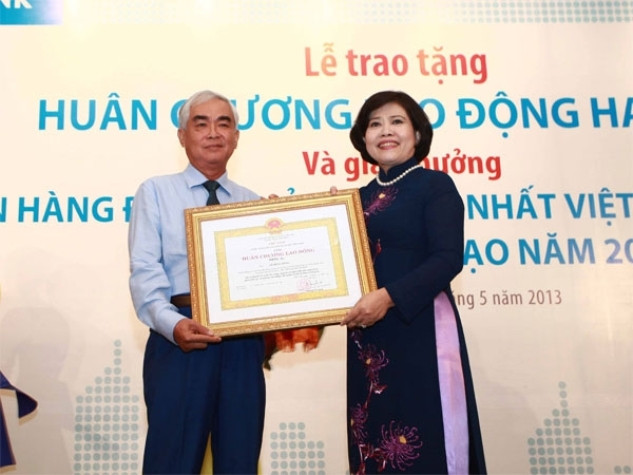 Ông Lê Hùng Dũng đã vinh dự đón nhận Huân chương Lao động hạng Ba vì đã có nhiều thành tích đóng góp cho xã hội từ năm 2008 đến nay Ông Lê Hùng Dũng đã vinh dự đón nhận Huân chương Lao động hạng Ba vì đã có nhiều thành tích đóng góp cho xã hội từ năm 2008 đến nay