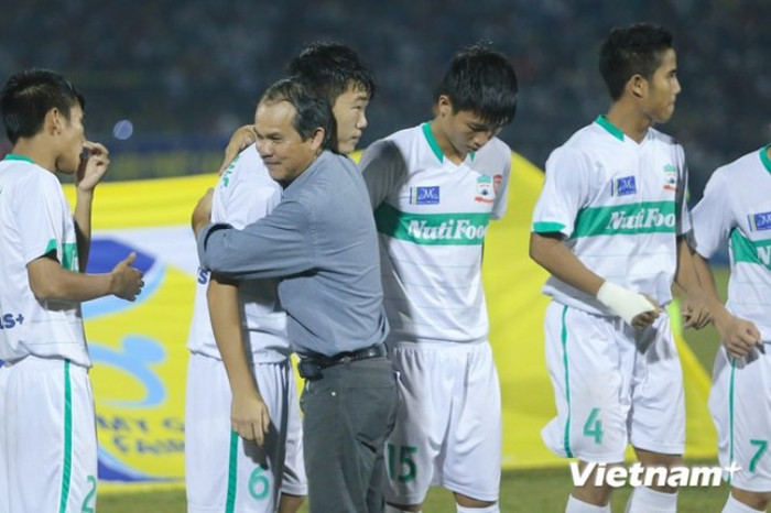 Bầu Đức luôn coi các cầu thủ thuộc Học viện bóng đá HAGL Arsenal JMG như con (ảnh ông Đoàn Nguyên Đức chúc mừng các cầu thủ U19 Hoàng Anh Gia Lai vô địch giải U21 quốc tế - Cúp Báo Thanh Niên lần thứ VIII năm 2014 - nguồn ảnh: TTXVN) Bầu Đức luôn coi các cầu thủ thuộc Học viện bóng đá HAGL Arsenal JMG như con (ảnh ông Đoàn Nguyên Đức chúc mừng các cầu thủ U19 Hoàng Anh Gia Lai vô địch giải U21 quốc tế - Cúp Báo Thanh Niên lần thứ VIII năm 2014 - nguồn ảnh: TTXVN)